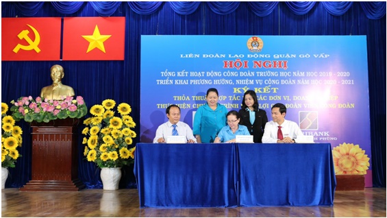 Đại diện Ph&ograve;ng B&aacute;n h&agrave;ng Khu vực Gia Định &ndash; &Ocirc;ng Nguyễn Quang Trạng thực hiện k&yacute; kết thỏa thuận với đại diện Li&ecirc;n đo&agrave;n Lao động Quận G&ograve; Vấp dưới sự chứng kiến của B&agrave; L&ecirc; Thị Kim Th&uacute;y - Ph&oacute; Chủ tịch Li&ecirc;n đo&agrave;n Lao động Th&agrave;nh phố v&agrave; B&agrave; Trần Thị Thanh Nh&agrave;n - Ủy vi&ecirc;n thường vụ Trưởng Ban d&acirc;n vận Quận ủy G&ograve; Vấp.
